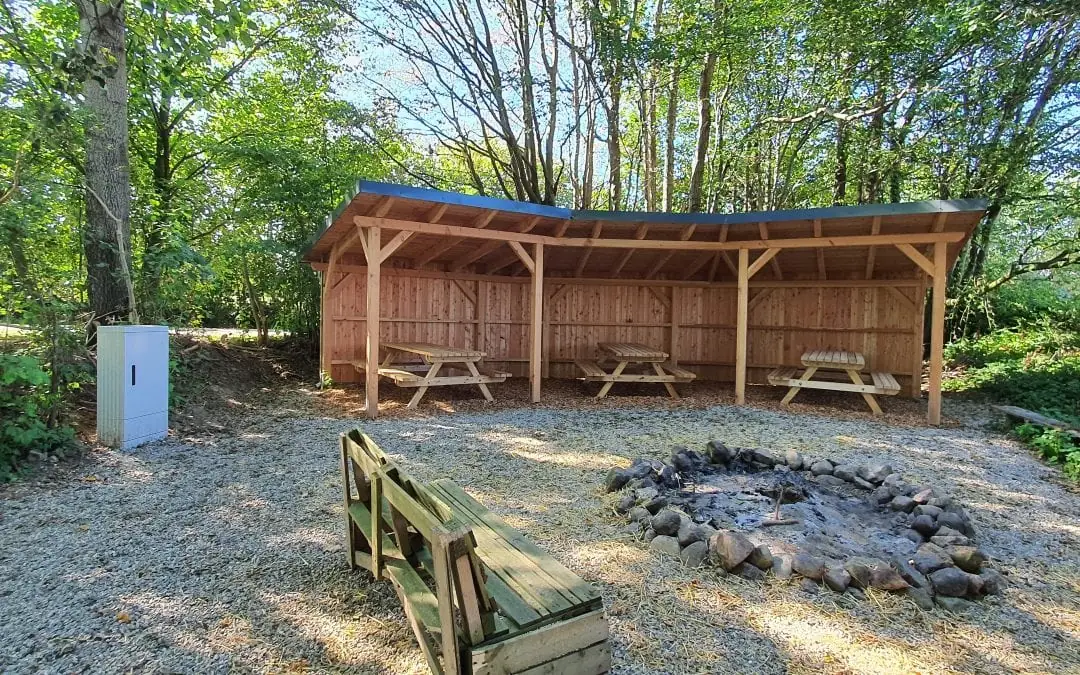 Bau einer Überdachung mit Sitzgelegenheiten und Herstellung eins Stromanschlusses am Grillplatz