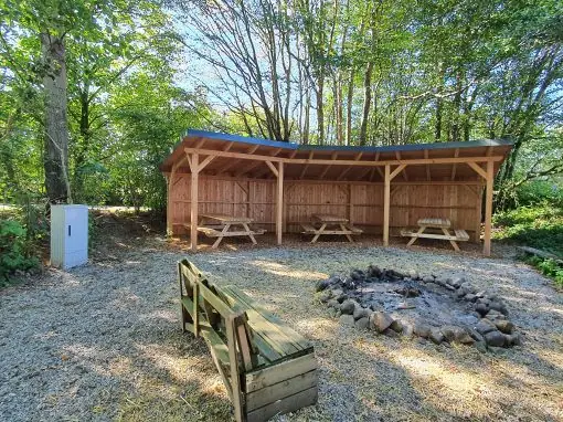 Bau einer Überdachung mit Sitzgelegenheiten und Herstellung eins Stromanschlusses am Grillplatz