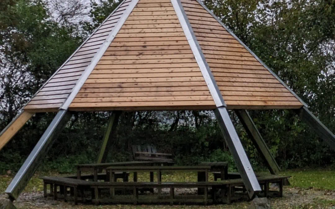 Grillplatz mit Feuerstelle und Mobiliar sowie Erneuerung der Grillhütte beim Dorfgemeinschaftshaus
