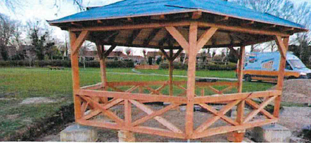 Ein Pavillon-Treffpunkt für Jung und Alt, zur Ruhe und Gesprächen im Herzen von Gelting