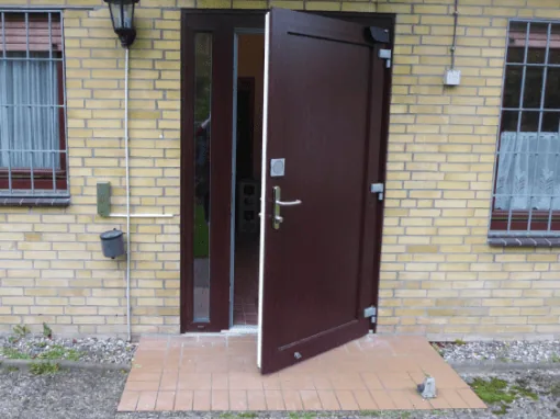 Erneuerung der Eingangstür des Vereinsheims und Einbau eines automatischen Türantriebes