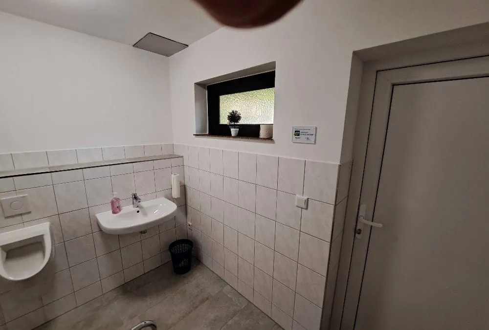 Barrierefreie Modernisierung der Sanitäreinrichtung und der vorhandenen Zuwegung zur Ruhehalle bei der St. Annen-Kirche