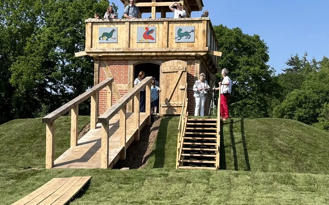 Bau einer mittelalterlichen Turmhügelburg in der Gemeinde Dannewerk