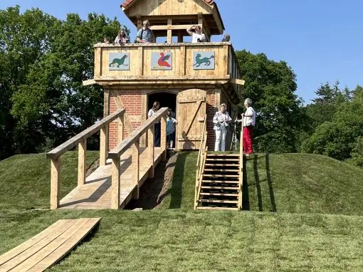 Bau einer mittelalterlichen Turmhügelburg in der Gemeinde Dannewerk