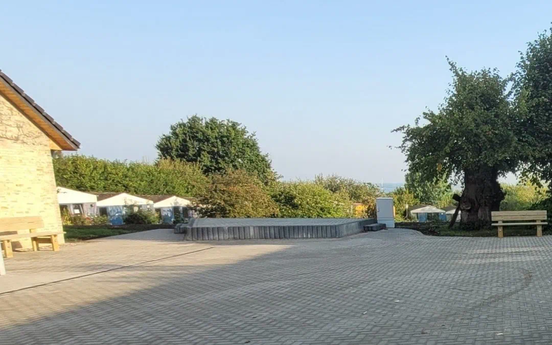 Errichtung einer Outdoor-Bühne mit Aufenthaltsmöglichkeiten auf dem Kirchberg Neukirchen