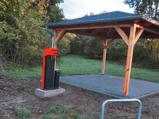 Bau einer Überdachung mit Fahrradreparaturstation mit Fahrradanlehnbügel sowie Infotafel
