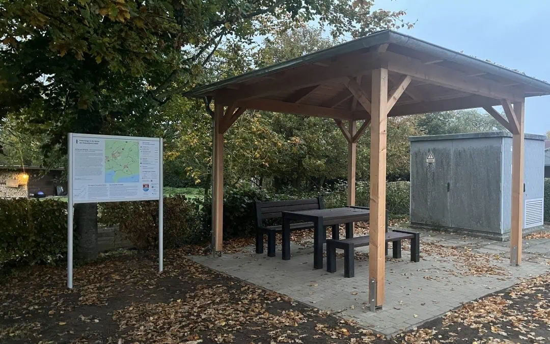 Schaffung einer wetterfesten Rastmöglichkeit am Dorfplatz Schaalby mit Sitzmöglichkeit und Infotafel