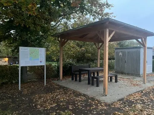 Schaffung einer wetterfesten Rastmöglichkeit am Dorfplatz Schaalby mit Sitzmöglichkeit und Infotafel