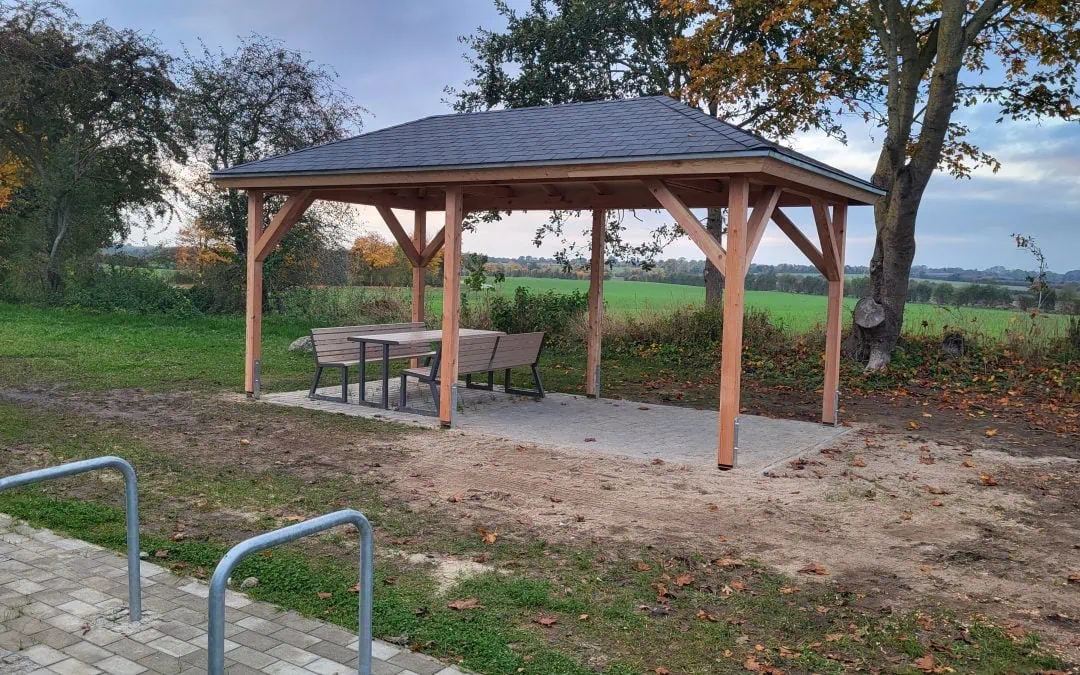Schaffung einer wetterfesten Rastmöglichkeit an der alten Kreisbahntrasse mit Sitzmöglichkeit und Infotafel