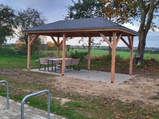 Schaffung einer wetterfesten Rastmöglichkeit an der alten Kreisbahntrasse mit Sitzmöglichkeit und Infotafel